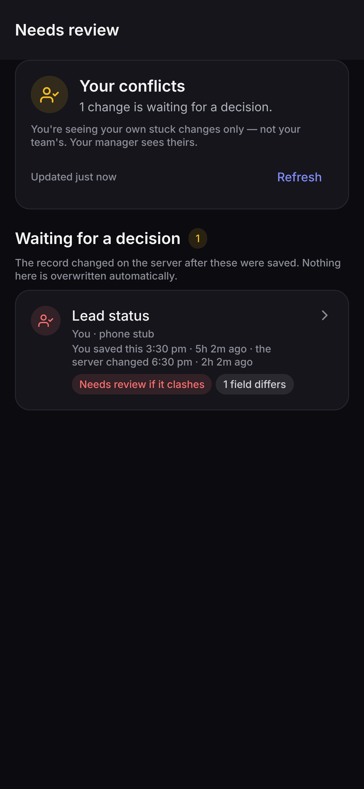 Saudaflow's conflicts screen on Android, stating that a record changed on the server after these changes were saved and that nothing is overwritten automatically, with the clashing field and both timestamps named.