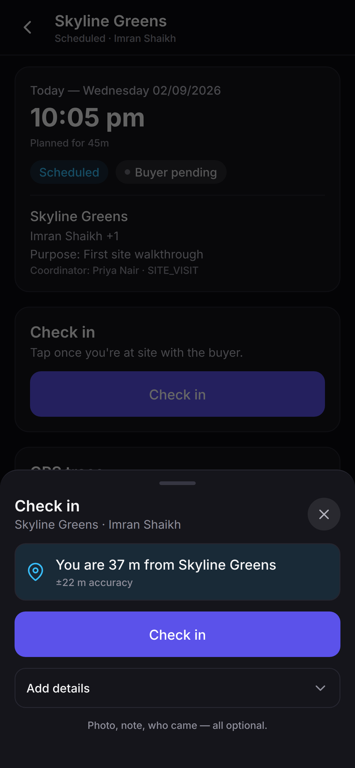 Saudaflow's site-visit check-in sheet on Android, showing the distance to the project, the accuracy of the fix, one large check-in button and an optional details section.