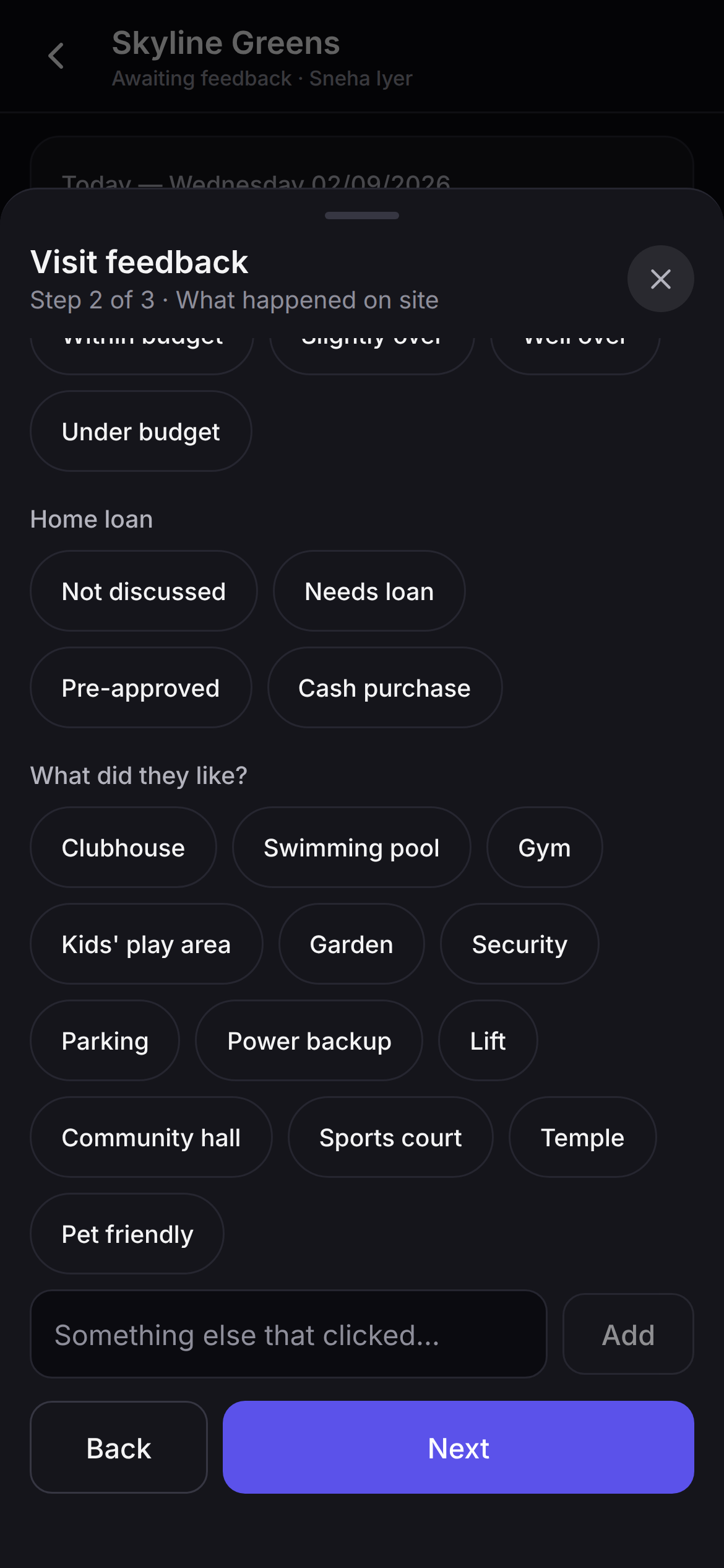 Step two of Saudaflow's structured visit feedback on Android: units shown, what was handed over, and a list of named buyer objections to pick from.